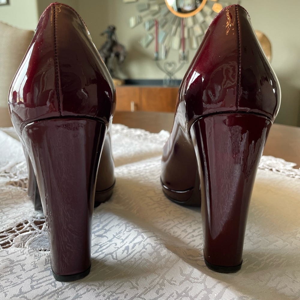 Stuart Weitzman, Pumps. - Picture 4 of 6
